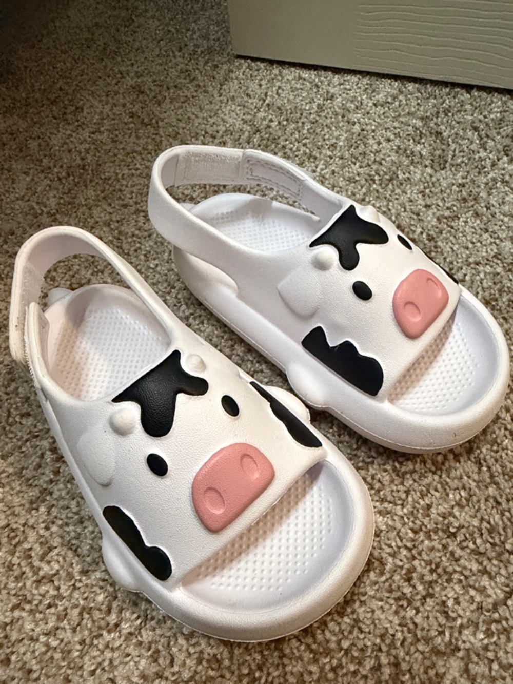 Kids Cow-Print Sandals size 7/8